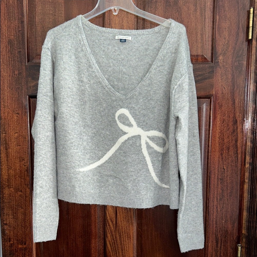 American Eagle Chic Oversized Gray Sweater with White Bow Accent